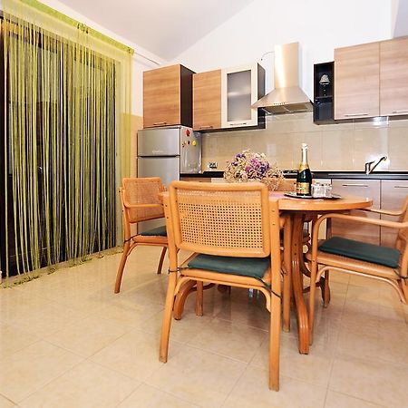 Apartments Bijuk Sukošan Екстериор снимка