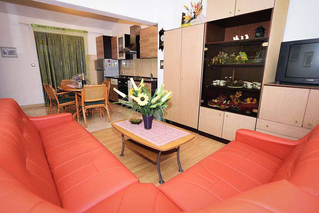 Apartments Bijuk Sukošan Екстериор снимка
