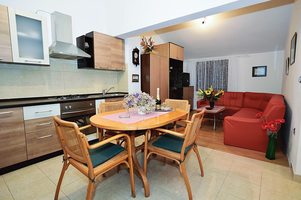 Apartments Bijuk Sukošan Екстериор снимка